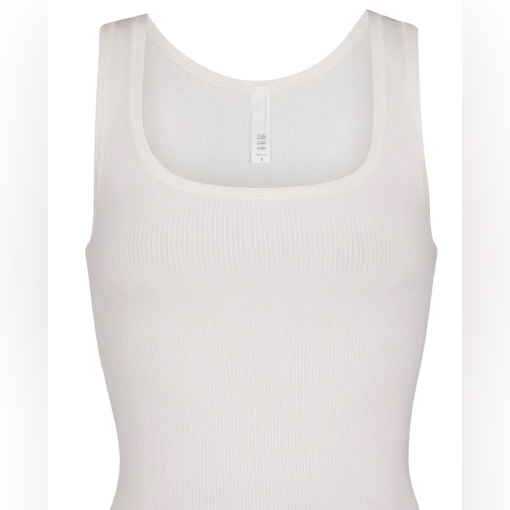 SKIMS soft lounge tank,  size 2X, color Marble (white with a ton of cream).NWT!!